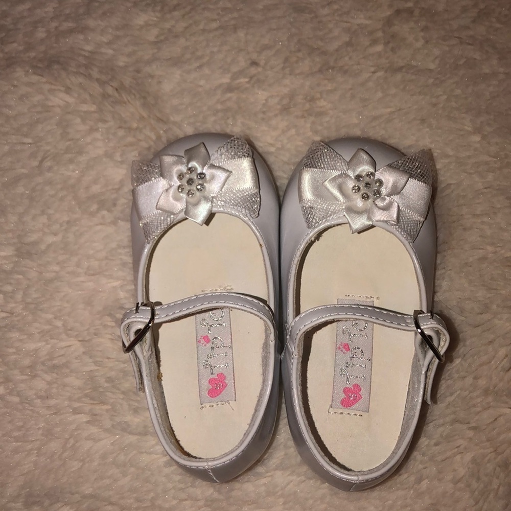 White dress shoes with satin and tulle flowers